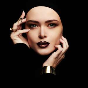 Aturan Penting Saat Hijabers Ingin Aplikasikan Lipstik Gelap