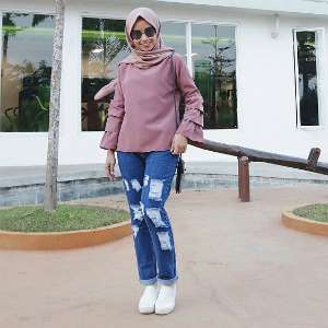Gaya Hijab Berbahan Velvet untuk Tampil Lebih Formal