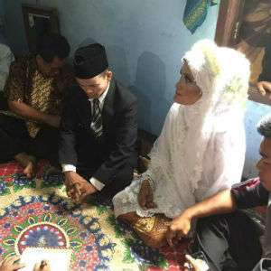 Nenek 70 Tahun Dinikahi Pria 21 Tahun, Lihat Riasan Wajahnya