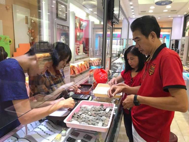 Beli kalung emas dengan uang receh