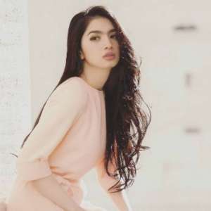 Pose Menggoda Angel Karamoy Di Atas Kasur Bikin Geger