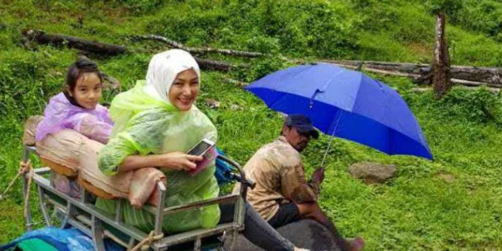 Gaya Kompak Mantan Istri dan Anak Engku Emran Saat Liburan