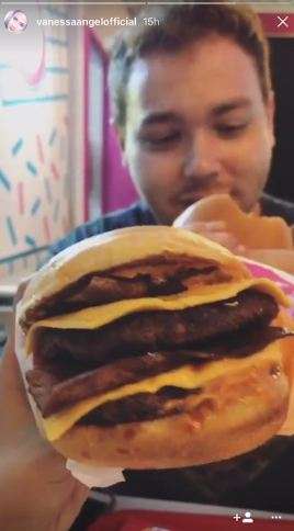 Vanessa Angel makan bareng pria bule