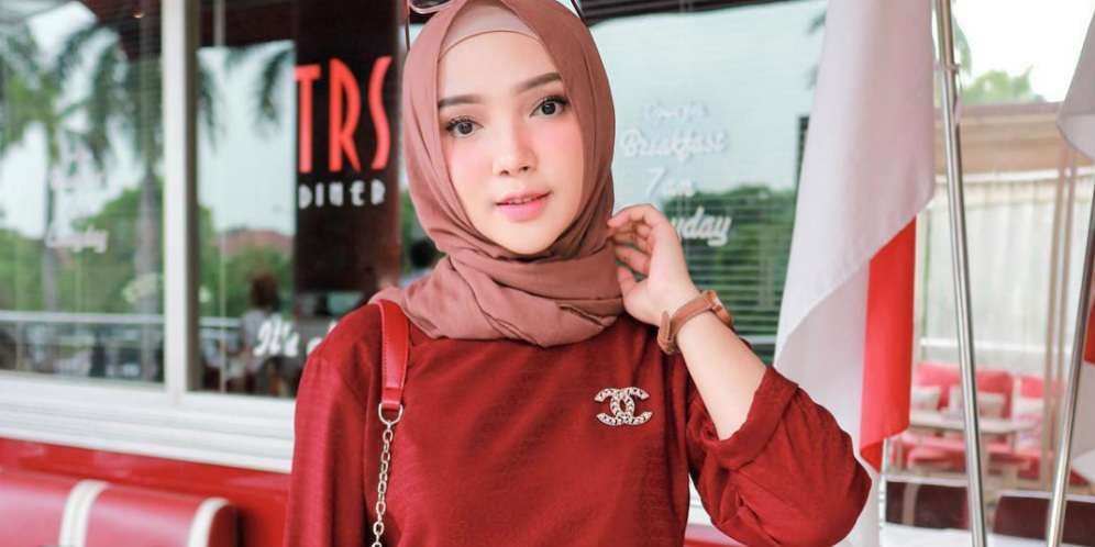 Ide Tampilan 'Makeup Peach is New Pink' yang Kekinian