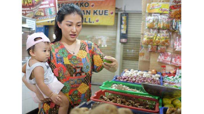 sarwendah dan thalia belanja dipasar