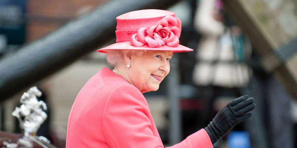 Terungkap Rahasia di Balik Sarung Tangan Ratu Elizabeth II