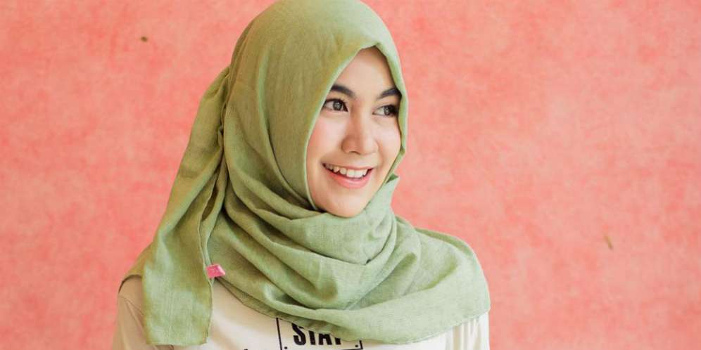 Kecantikan Natural Terpancar dari Artis yang Baru Berhijab