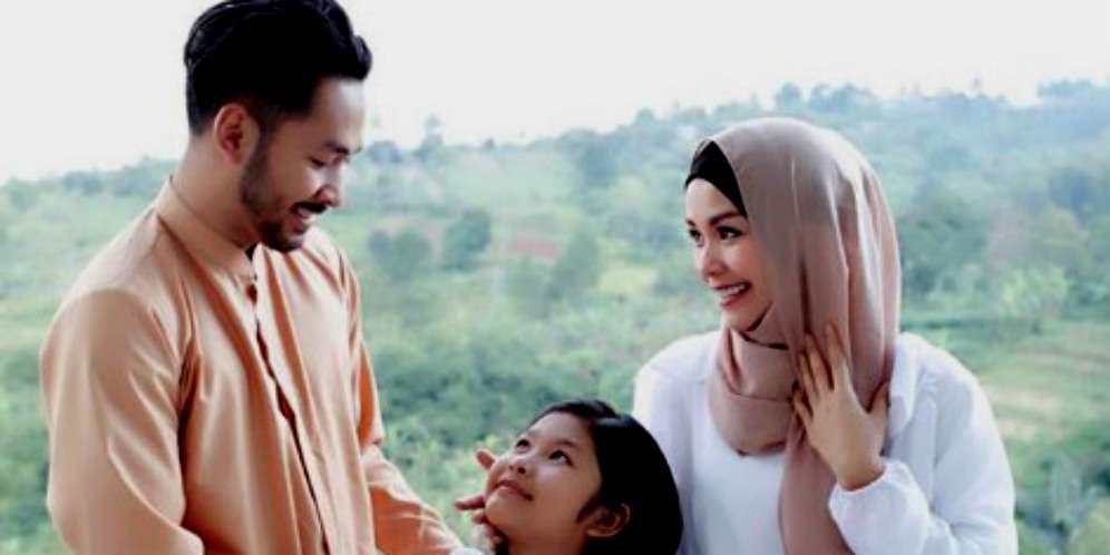 Gaya Hijab Istri Uki Noah, Simpel Tapi Cantik