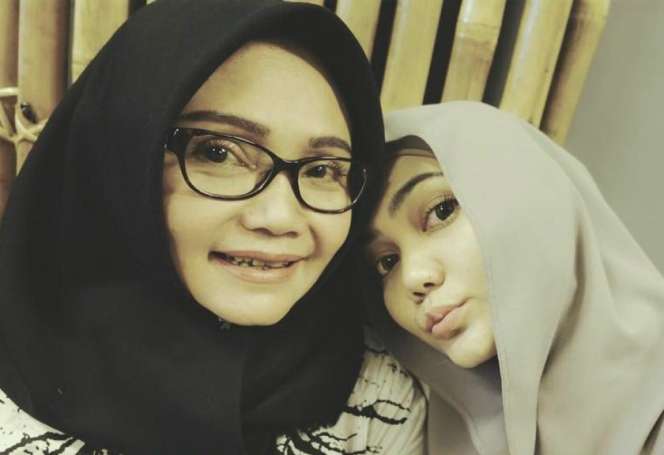Begini Reaksi Sang Ibu Saat Tahu Rina Nose Lepas Hijab