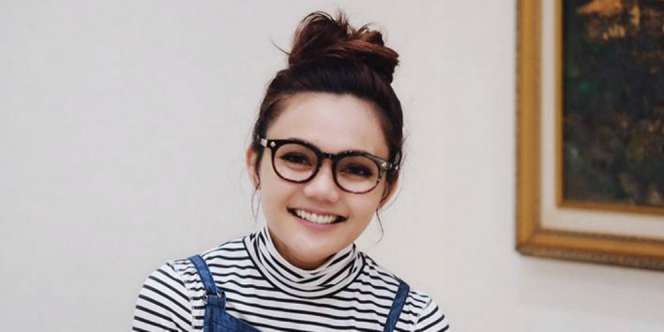 Gaya Simpel Rina Nose dengan Penutup Kepala, Berhijab Lagi?