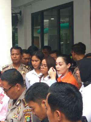 Jennifer Dunn Ditangkap Bersama FS, Sarita Belum Jumpa Suami