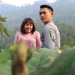 Kembali Dekat Dengan Brondong, Elly Sugigi : Jalanin Aja