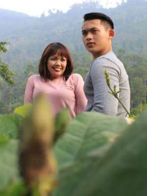 Kembali Dekat Dengan Brondong, Elly Sugigi : Jalanin Aja
