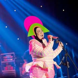 5 Headpiece Melly Goeslaw yang Super Quirky, Berani Coba?