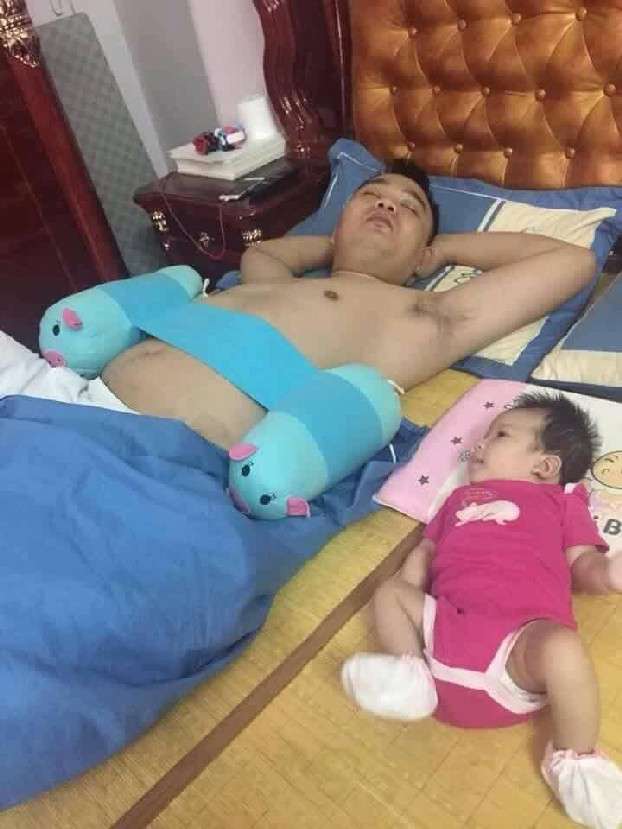 Polah Lucu Ayah Saat Jaga Anak 3