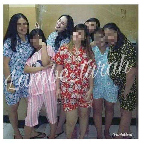 Jennifer Dunn berpose di dalam penjara