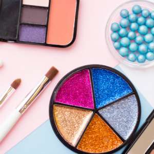 Setelah Bibir, Kini Ngetren Riasan Mata Glossy yang Menggoda