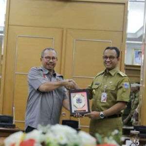 Anies Baswedan Piawai Menembak, Warganet Terkejut