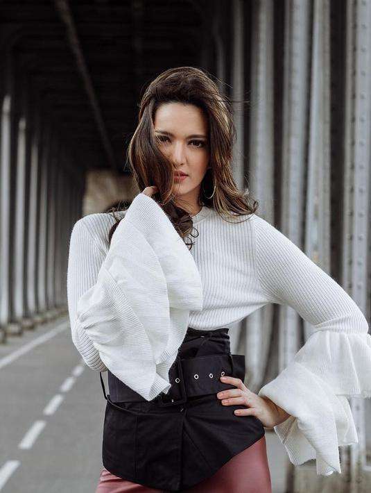 Meski Punya Tiga Anak, Nia Ramadhani Selalu Memukau