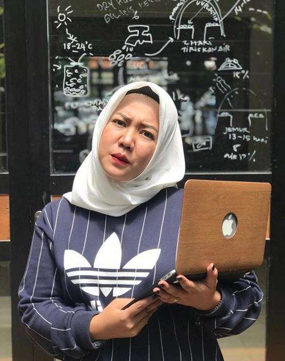 Gaya Hijab Risa Saraswati yang Bikin Adem