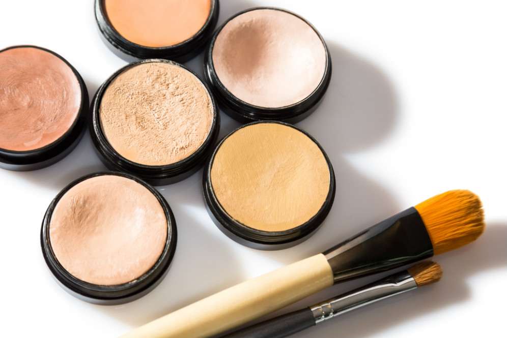 Trik Pakai Highlighter sebagai Pengganti Foundation yang Berat