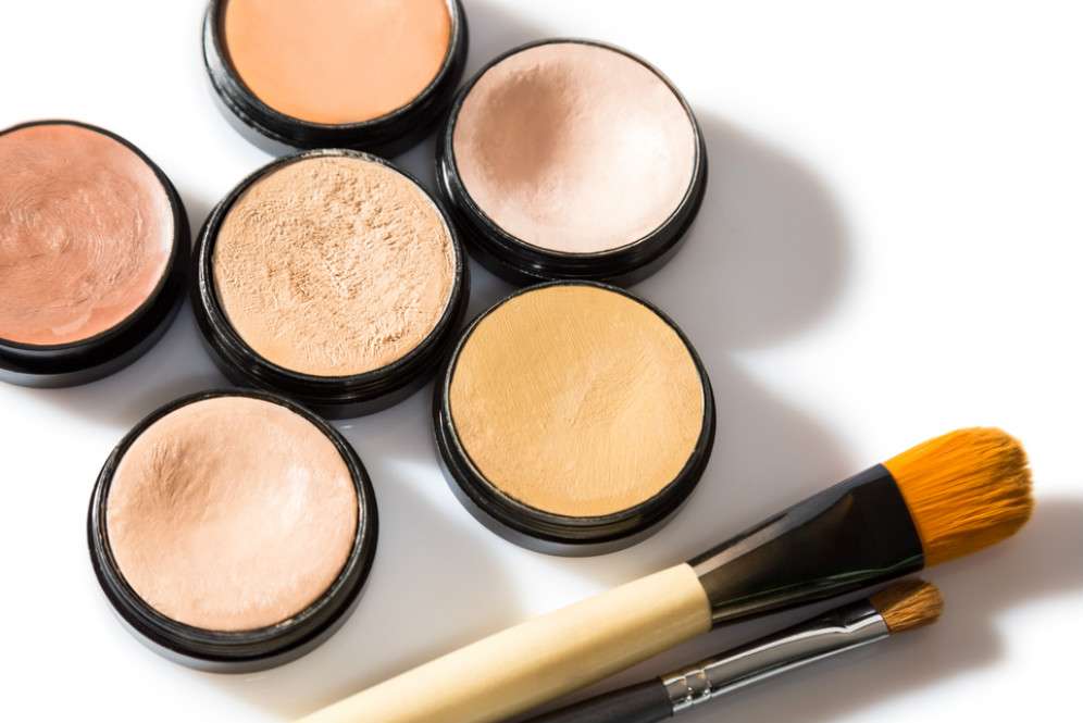 Trik Pakai Highlighter sebagai Pengganti Foundation yang Berat