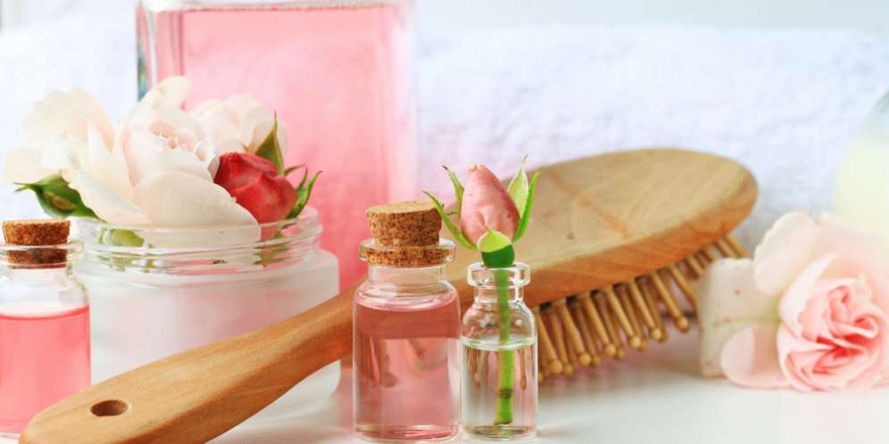 Cobain Yuk! 5 Manfaat Ajaib Air Mawar untuk Kecantikan