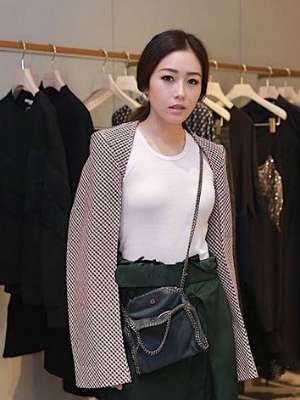 Menantu Keluarga Bakrie yang Tak Kalah Kece dari Nia Ramadhani Menantu Keluarga Bakrie yang Tak Kalah Kece dari Nia Ramadhani