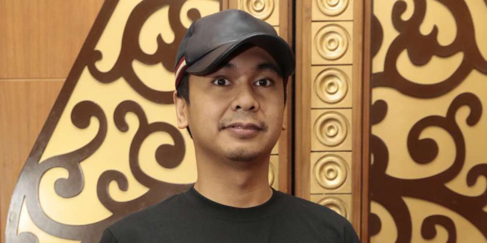 Raditya Dika Unggah Foto Ini, Netizen Salfok Sosok Mengerikan!