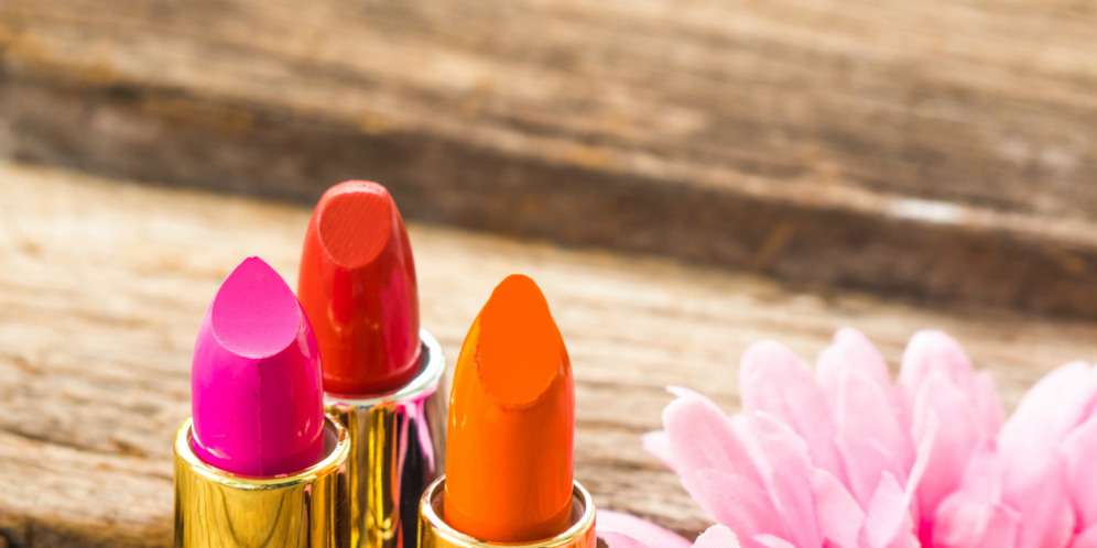 Hindari Kesan Norak, Begini Cara Tepat Memakai Lipstik Oranye