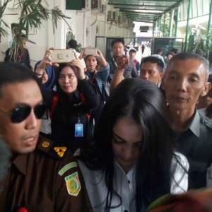 Jalani Sidang Perdana Narkoba, Jennifer Dunn Tampil Mempesona