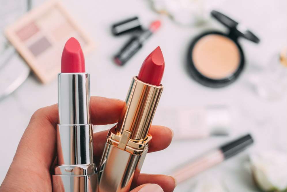 Lipstik Glossy Tahan Lama untuk Sempurnakan Dewy Look Lipstik Glossy Tahan Lama untuk Sempurnakan Dewy Look
