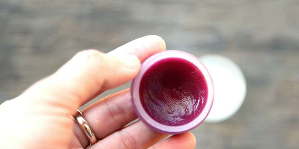 Tips Pilih Lip Balm untuk Jaga Bibir Tetap Lembut dan Merah
