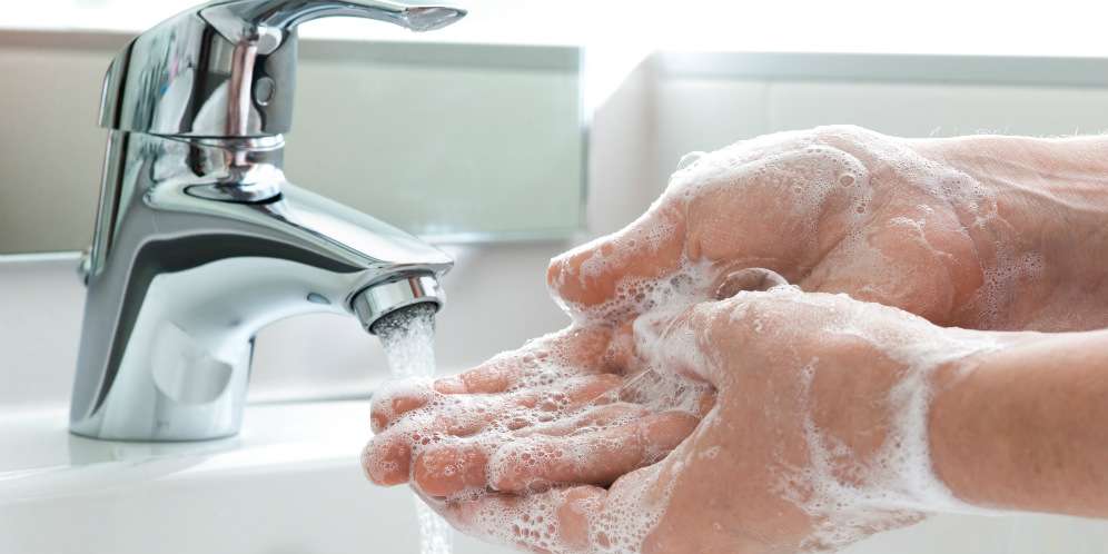 Lebih Baik Cuci Tangan Pakai Sabun atau Hand Sanitizer?