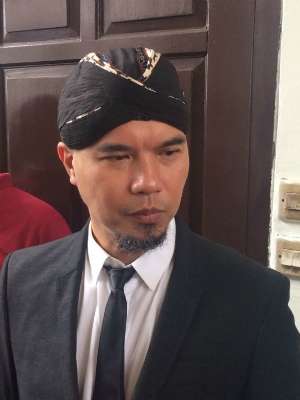 Merasa Nggak Keren, Ahmad Dhani Putuskan Pakai Blangkon