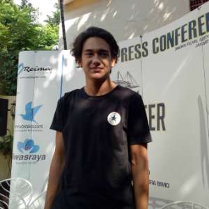 Adipati Dolken Habiskan Ramadhan dan Lebaran Di Inggris