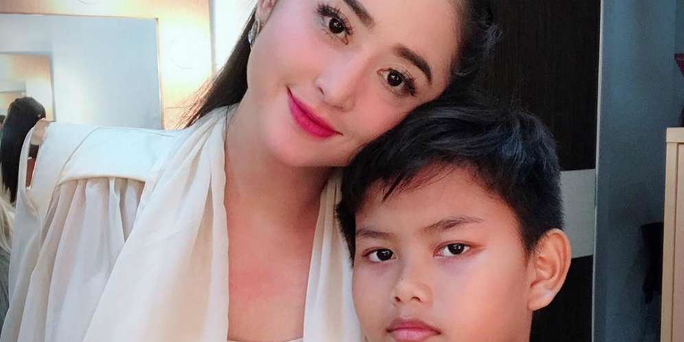 Lantunan Shalawat Bareng Anak, Dewi Perssik Tuai Pujian