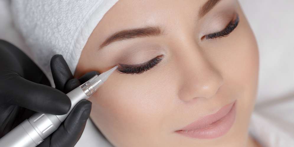 Riasan Mata Cantik Natural dengan Eyeliner Coklat