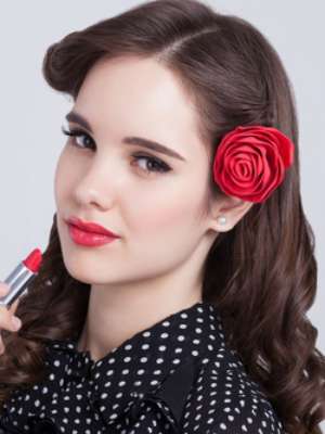 Selain Bibir, Ini 5 Kegunaan Lipstik Buat Makeup
