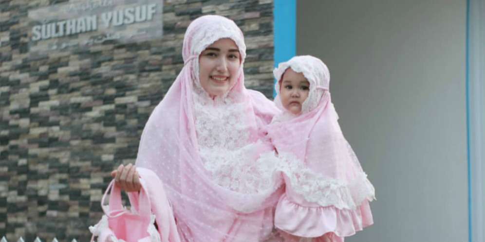 Inspirasi Tampil Kompak Ibu dan Anak Ala Adelia Pasha