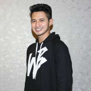 Video Chand Kelvin Salat di Dalam Kereta Tuai Pujian