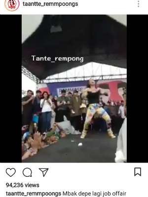Aksi panggung Dewi Perssik