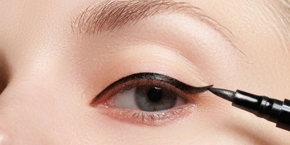 6 Beauty Hacks Sederhana Mencegah Eyeliner Luntur Berantakan