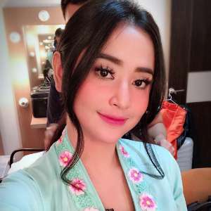Fantastis! Ini Gaji Para Asisten Dewi Perssik