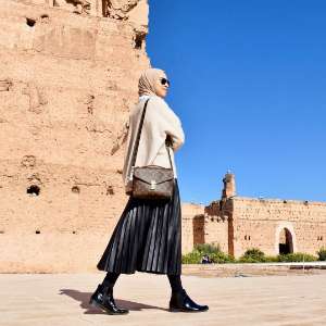 Amira: 5 Paduan Rok Midi & Sweater yang Bikin Modis