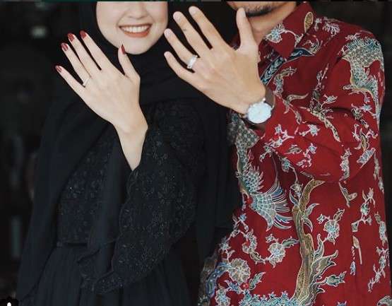 Gita Savitri tunangan