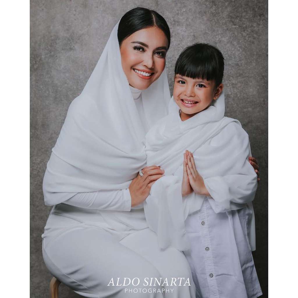 Momen Kedekatan Denada Dengan Putri Semata Wayangnya, Shakira