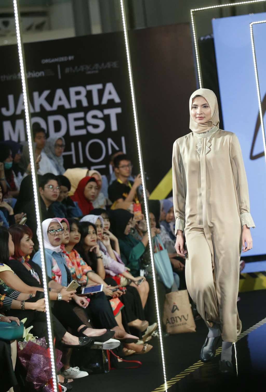Tampilan Busana L.tru X karya Fenita Arie di JMFW 2018