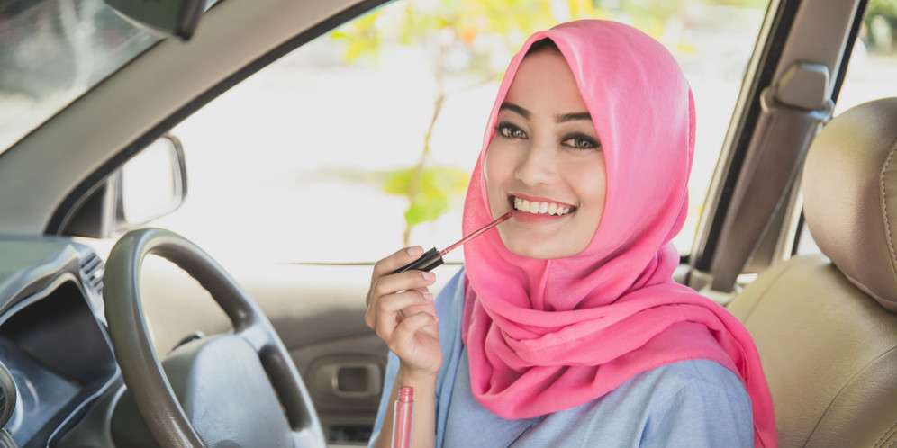 Wajib Bawa Lipstik di Tas Setiap Hari, Alasannya...