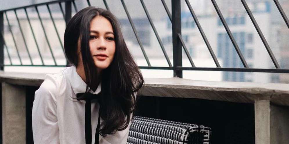 Paula Verhoeven Jadi Model Karya Tities Sapoetra di Paris Fashion Week